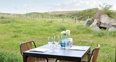 Gedekte tafel aan de duinen op het terras van Fletcher Hotel-Restaurant Elzenduin