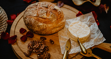 Ambachtelijk brood met kaas en nootjes